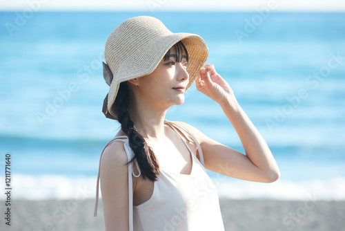 海辺を散策する若い女性