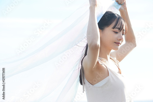 海辺を散策する若い女性