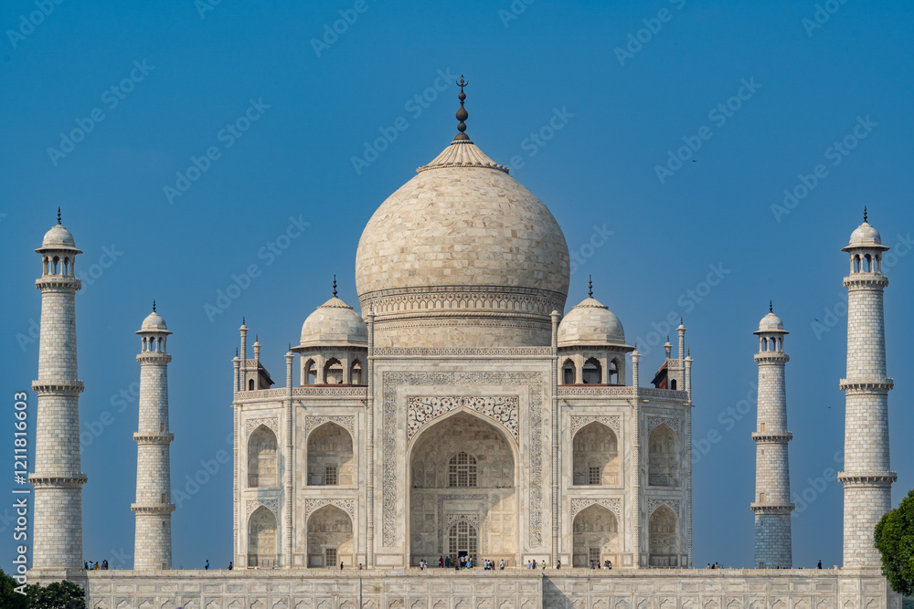 Obraz premium India. Uttar Pradesh state. Agra. Taj Mahal. White marble mausoleum built by the Muslim Mughal emperor Shah Jahan in memory of his wife Mumtaz Mahal. The Taj Mahal under a blue sky