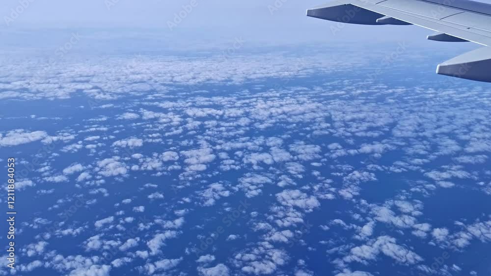 im Flugzeug über den Wolken, Wolkenmmeer, Horizont, Aussicht, Reise, Urlaub, blauer Himmel, Meer, Luftaufnahme, Tragfläche, hoch, Luftfahrt, Verkehr im Flugzeug über den Wolken, Wolkenmmeer, Horizont, Aussicht, Reise, Urlaub, blauer Himmel, Meer, Luftaufnahme, Tragfläche, hoch, Luftfahrt, Verkehr