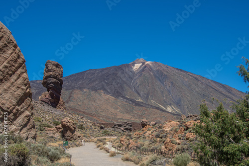 Obraz na płótnie Hiking trail in Teide National Park with a view of the Pico del Teide w salonie