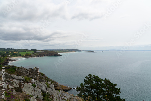 Les falaises de la presqu'île de Crozon surplombent les plages de la baie de Douarnenez, enveloppées d'un ciel gris couvert. Une ambiance calme et typique de la Bretagne. photo