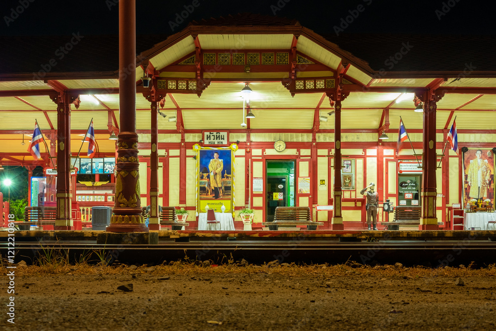 Obraz premium old train station at night