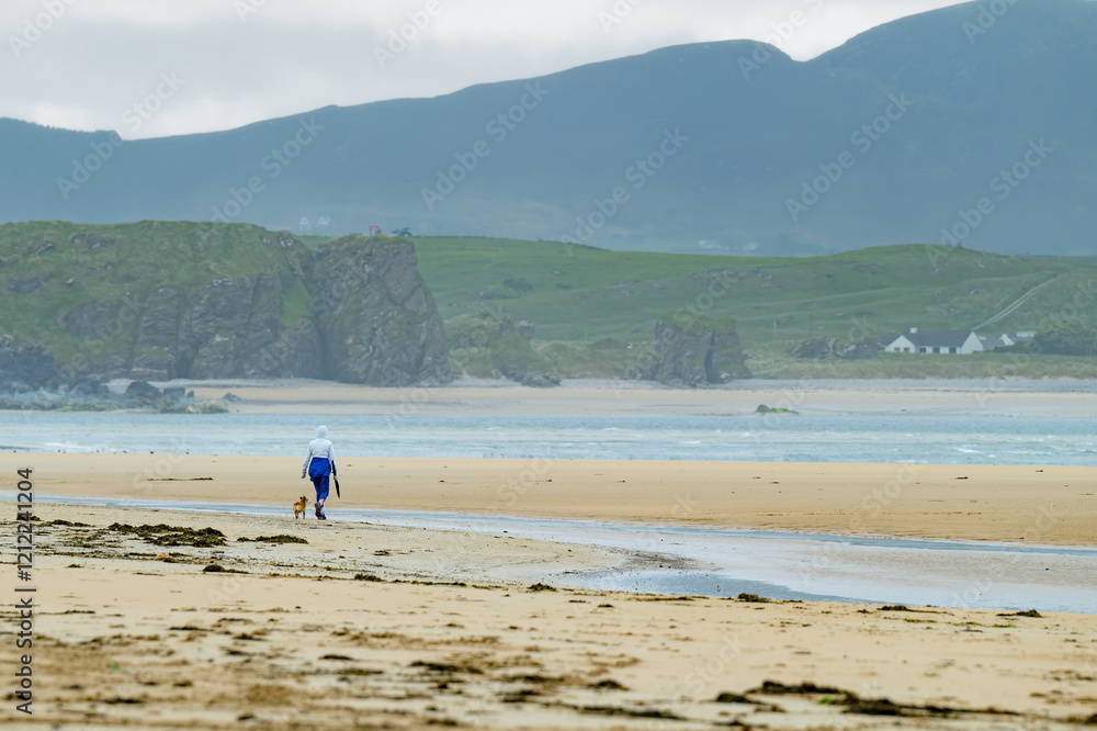 Φωτογραφία Five Finger Strand, one of the most famous beaches in Inishowen known for its pristine sand and rocky coastline with some of the highest sand dunes in Europe, county Donegal, Ireland