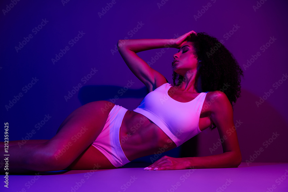 Φωτογραφία Elegant artistic portrait of a fit woman in neon violet and purple studio lighting