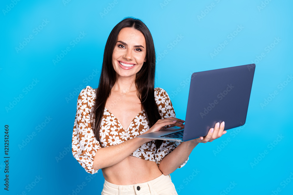 Φωτογραφία Photo of adorable lovely woman wear stylish print clothes hold netbook isolated
