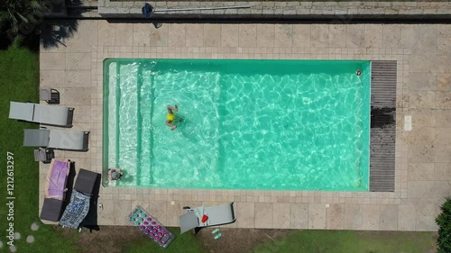 Top Shot d’un drone au-dessus d’une piscine avec une personne qui nage  
 photo