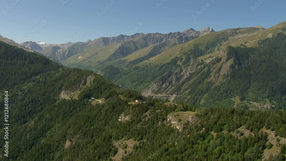 Survol et turn-around panoramique d'un sommet et montagne Survol et turn-around panoramique d'un sommet et montagne