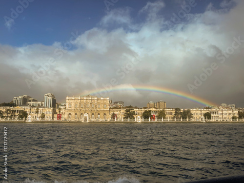 Vista panorámica de la ciudad de Estambul, Turquía. Viajando por el golfo de Bósforo.