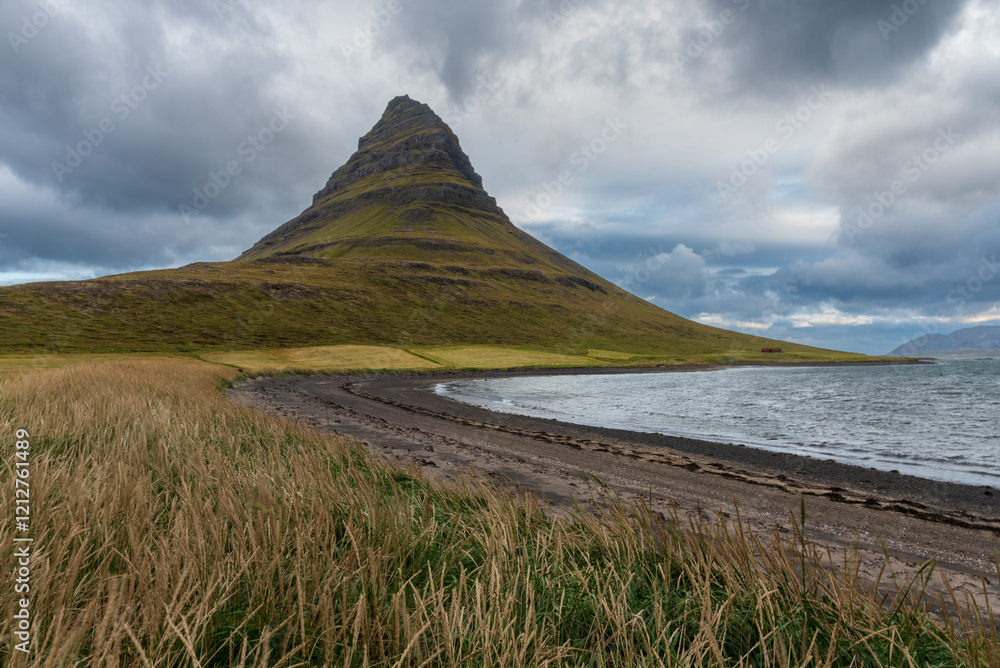 Obraz premium Scenic photo of icelandic road trip.