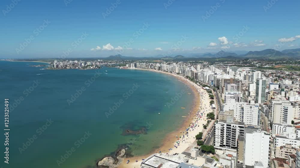 Imagem aérea de drone da praia do morro, condomínio Aldeia da Praia e Praia da Cerca em Guarapari. Linda cidade turística no sul do Espírito Santo em um dia ensolarado, região tropical do Brasil.