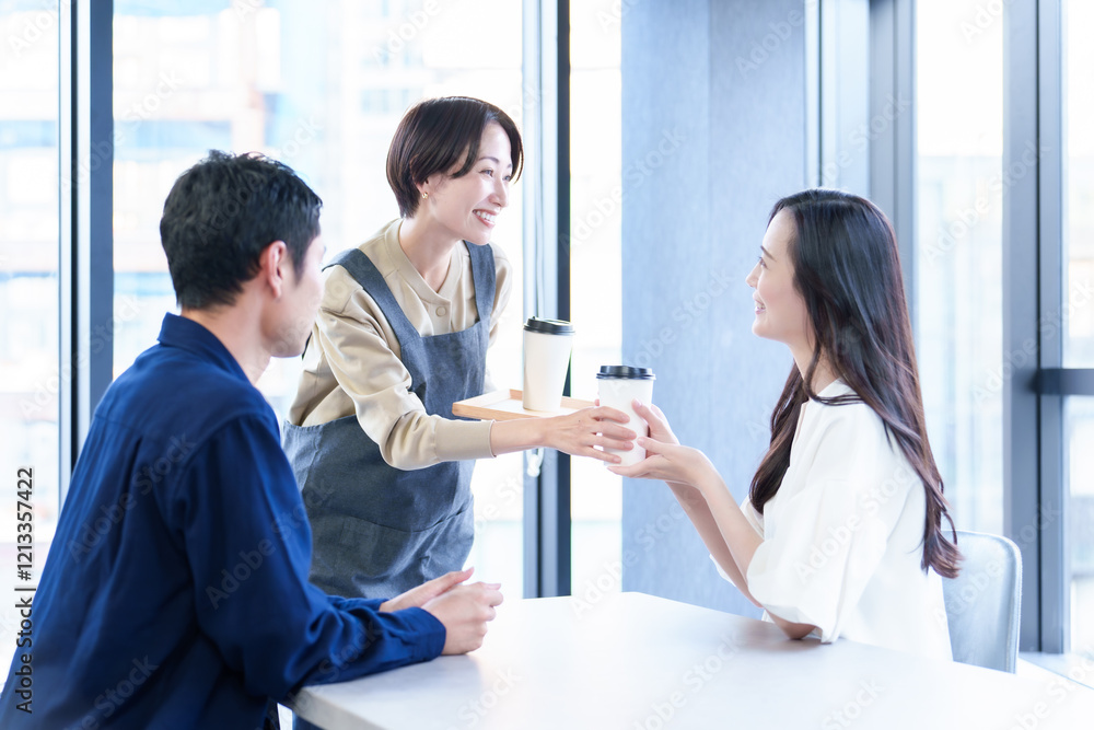 Obraz premium カフェで働く女性スタッフ