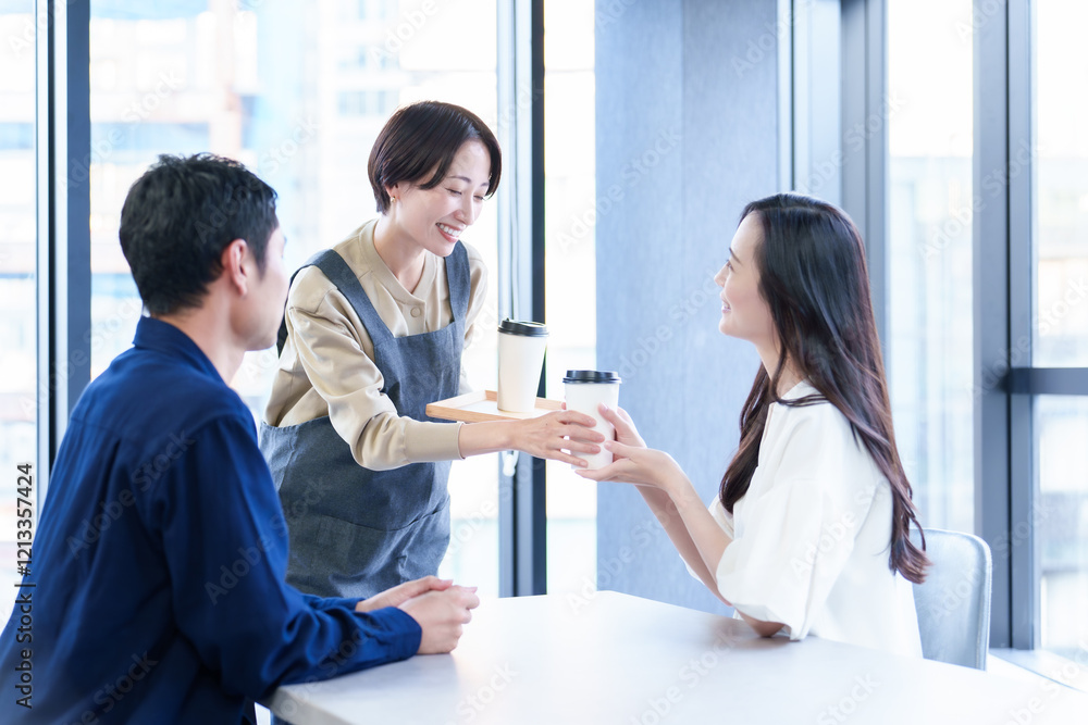 カフェで働く女性スタッフ カフェで働く女性スタッフ