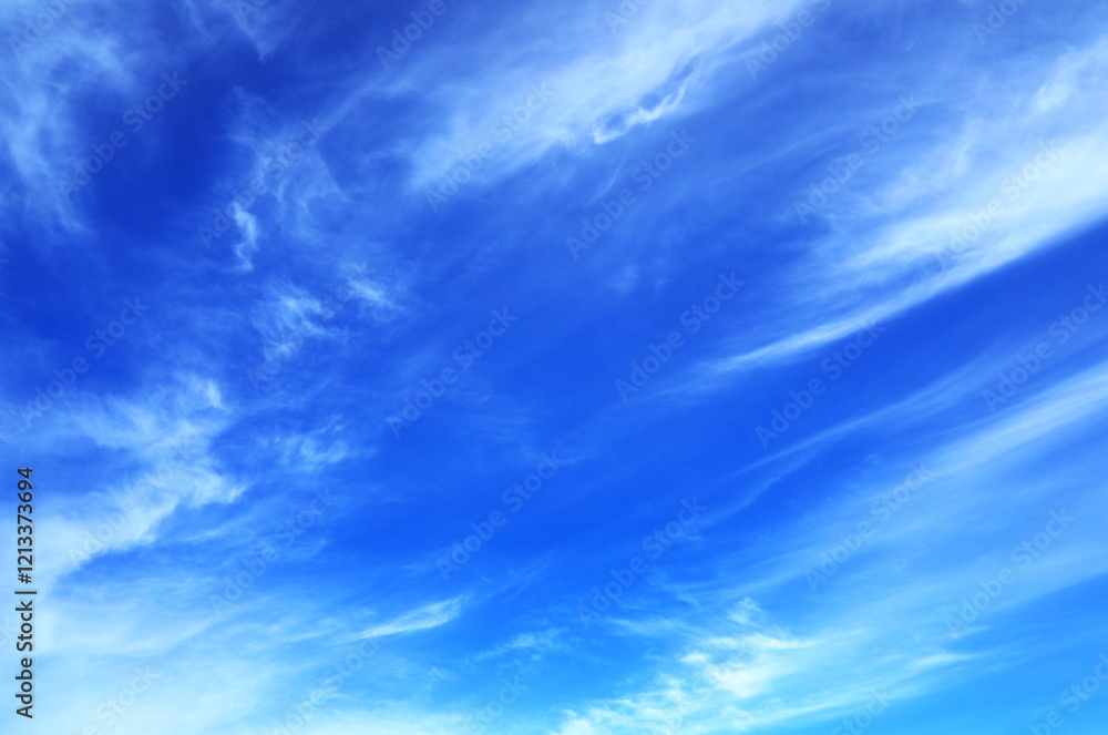 澄んだ冬の空と白い雲 澄んだ冬の空と白い雲
