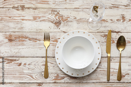 Elegant empty dinner plate ...