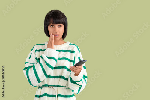 Shocked young woman watchin...