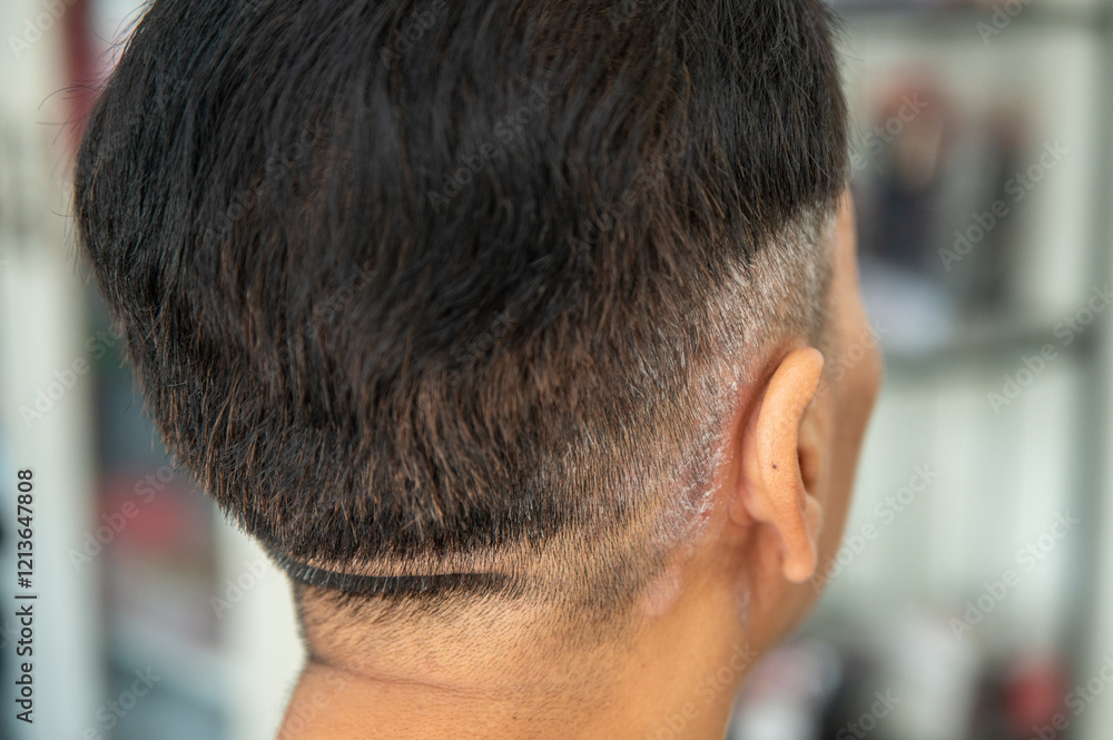 Obraz premium Close-up of a person's scalp, showing thinning hair, gray hair, flaky white scalp and dandruff, highlighting the health problems of the hair and scalp.