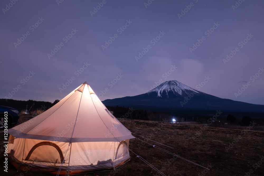 曇天の富士山とベルテント 曇天の富士山とベルテント