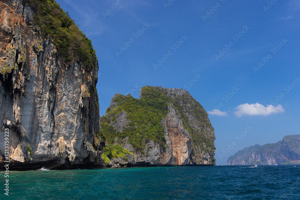 Fototapeta premium High cliffs of Ko Koh Phi Phi Leh Island, Thailand