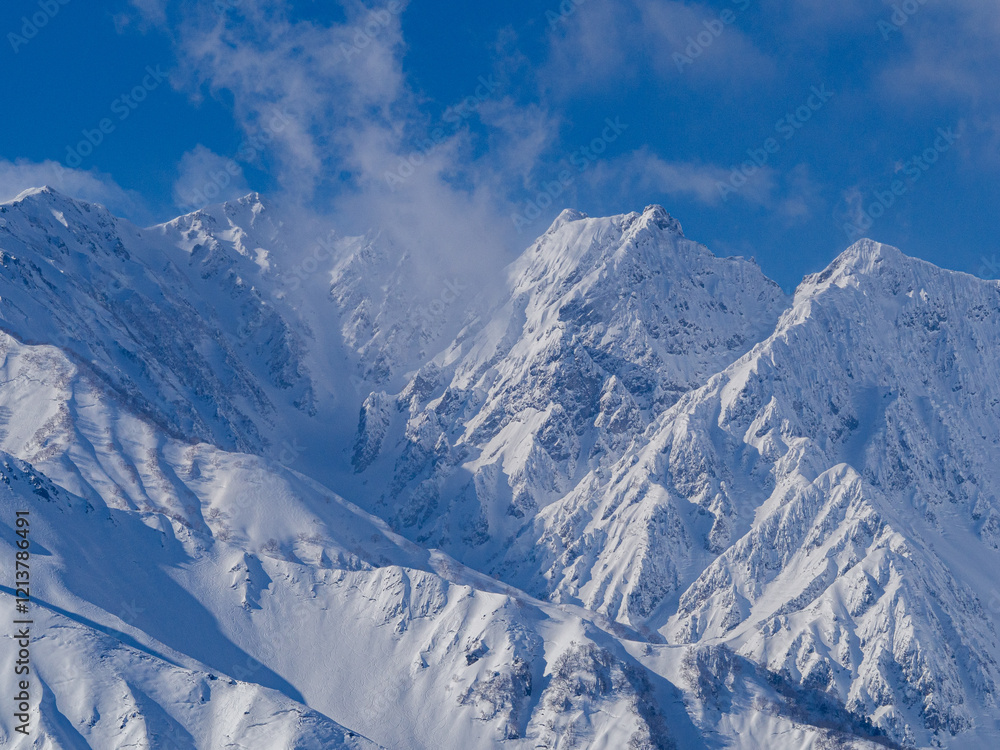 Obraz premium 快晴の空と冠雪の北アルプス 長野県白馬村