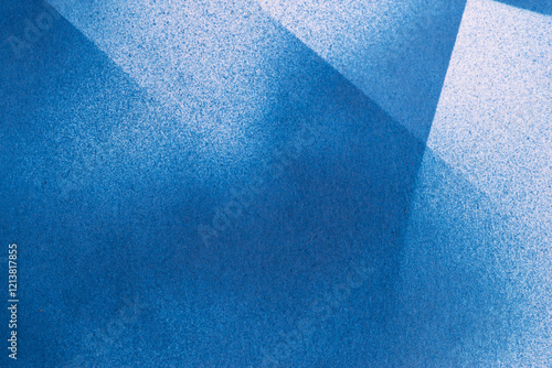青色のスプレー塗料で塗った幾何学模様の背景