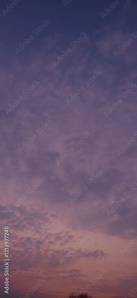 Naklejka premium Dusky Twilight Sky with Rich Purple and Pink Hues and Subtle Pareidolia