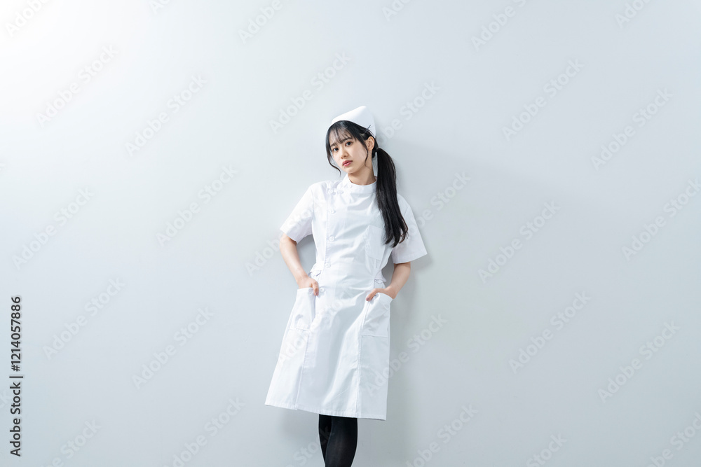 ナース服を着た女性