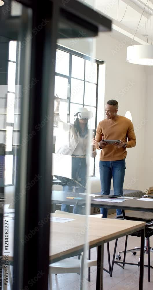 Vertical video: Using VR headset, business colleagues discussing project in modern office setting Vertical video: Using VR headset, business colleagues discussing project in modern office setting