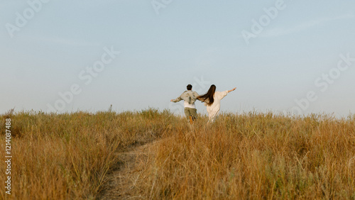 Foto Young couple running through the hills