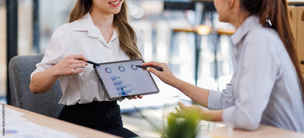 Φωτογραφία Accounting company provide finance and taxation planning for profitable cash flow, Auditor and accountant team working in office, analyze financial data and accounting record with calculator