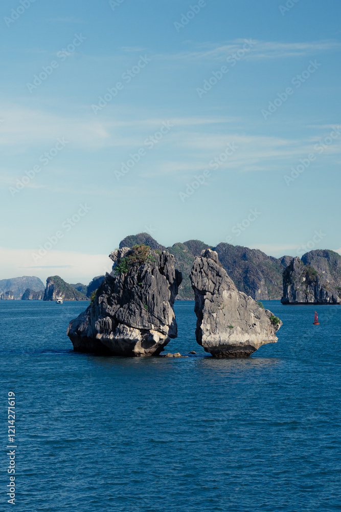 Naklejka premium Amazing kissing chicken rock. One of the best iconic rock in Ha Long Bay, Vietnam. Perfect for background or travel wallpaper