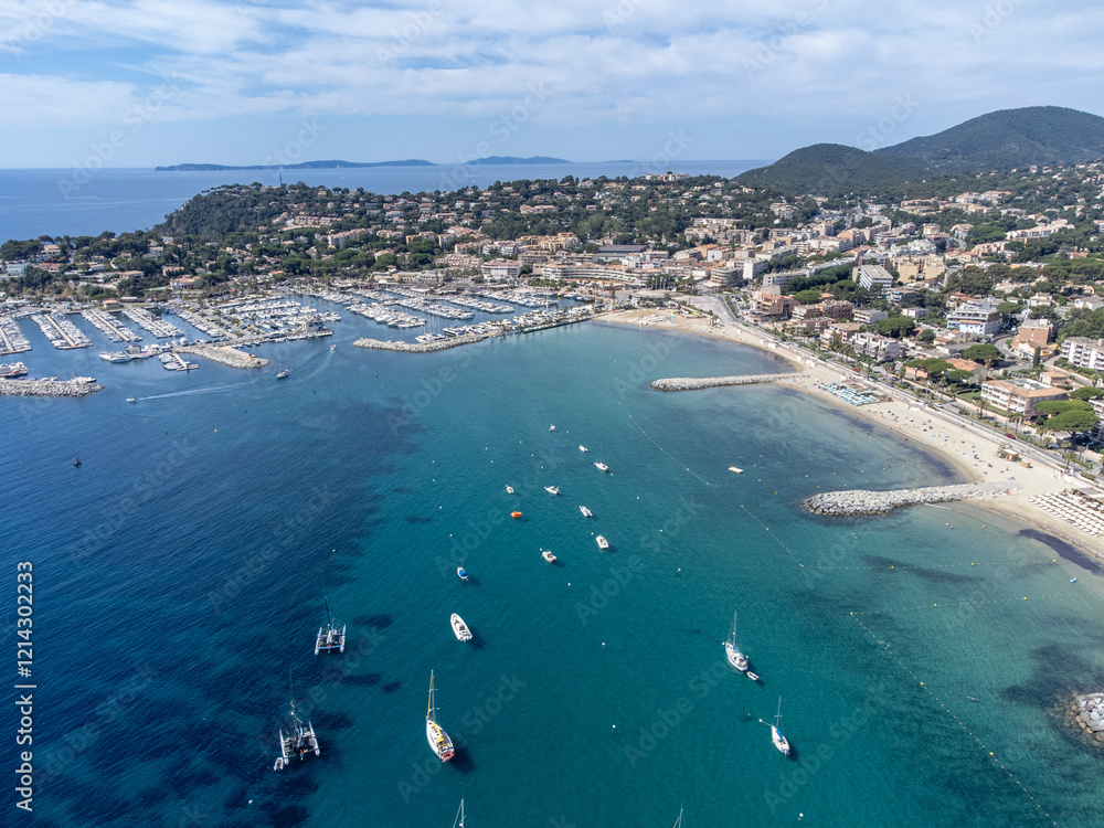 Obraz premium Aerial view on yacht boats, crystal clear blue water of white sandy beach near Cavalaire-sur-Mer, summer vacation on French Riviera, Var, France