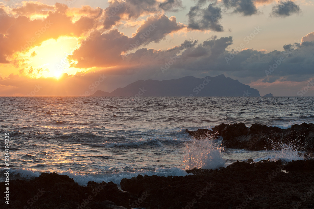 Fototapeta premium Favignana (TP): Punta Faraglione, tramonto sul?l isola di Marettimo