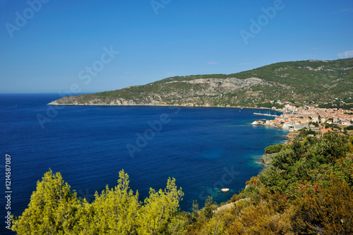 Croazia - Isola di Vis - Komiza: vista del paese da sud photo