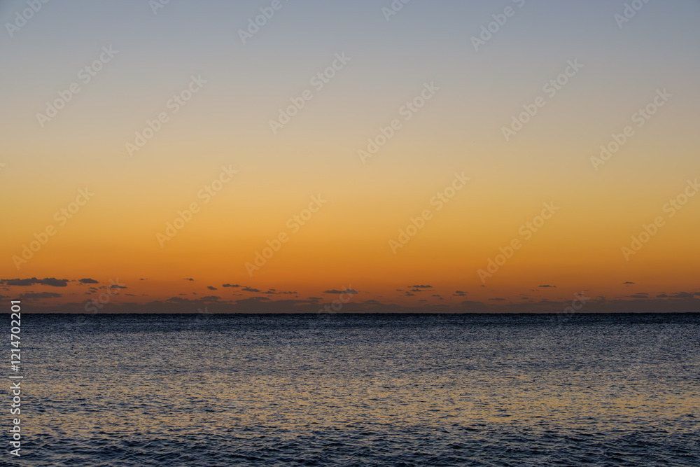 静かな夕焼けと穏やかな海 静かな夕焼けと穏やかな海