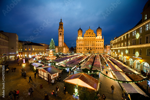 Photos Christkindlesmarkt in Augsburg – Festliche Atmosphäre vor dem Rathaus und Perlac