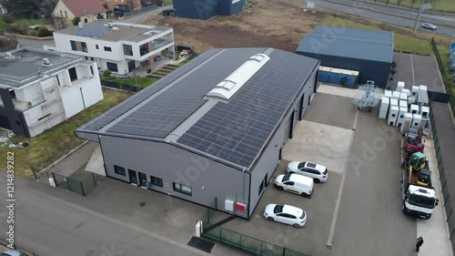 Wallpaper Mural panneaux photovoltaïques sur batiment - entrepôt de stockage - vue arienne Torontodigital.ca