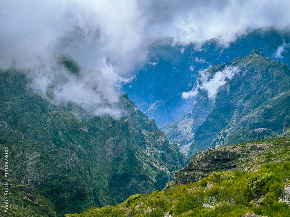 Obraz premium Pico do Areeiro (Arieiro) in the clouds at Madeira Island, Portugal.