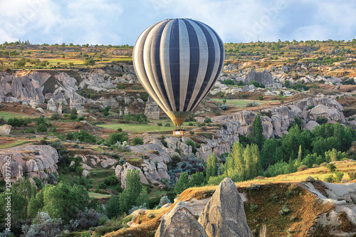 Obraz na płótnie Hot air balloon floating over the stunning landscapes of Cappadocia in the early morning light w salonie