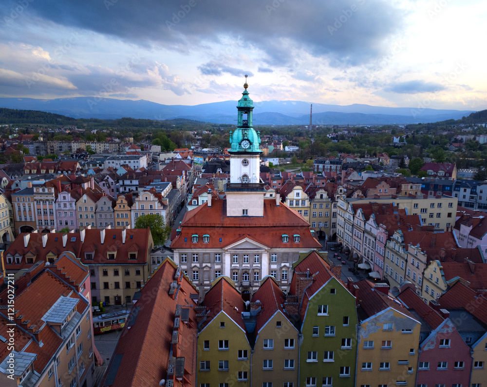 Obraz premium Jelenia Góra, panorama miasta, kamienice, ratusz, kościół, góry, krajobraz