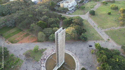 Público Show Musical Praça do Relógio USP São Paulo Universidade Cultura Música Ao Vivo Público Estudantes Instrumentos Palco Multidão Aplausos Evento Artístico Diversão Comunidade Externo Conexão 