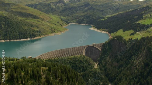 Vue aérienne, survol d'un lac et barrage d'altitude dans les Alpes. Lac et barrage de Saint-Guérin