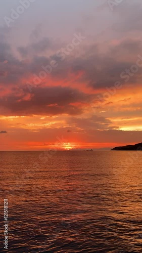 Sonnenuntergang, Mittelmeerküste Sardinien, auf dem Segelschiff photo