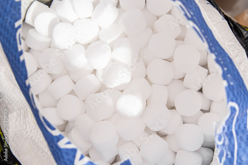 Canvas-taulu Tableted salt in package