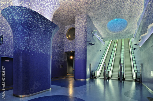 Napoli Metro dell'Arte: stazione Toledo scale con le opere di Oscar Tusquet Blanca e Robert Wilson