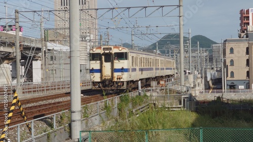 街中を走る旧国鉄時代の車両