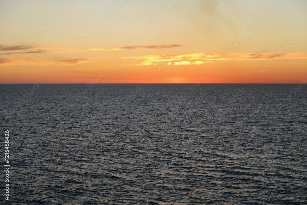 Die Sonne ist über dem Skagerrak untergegangen und taucht den Himmel in orangefarbenes Licht. Die See ist ruhig an diesem Sommerabend. Gesehen von einer Fähre von Oslo nach Kopenhagen. Die Sonne ist über dem Skagerrak untergegangen und taucht den Himmel in orangefarbenes Licht. Die See ist ruhig an diesem Sommerabend. Gesehen von einer Fähre von Oslo nach Kopenhagen.