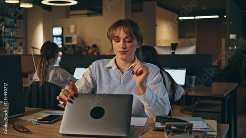 фотографія Late worker closing laptop ending work at open space office workplace closeup