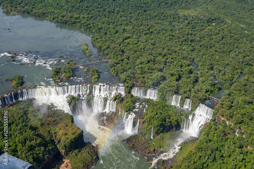Iguazú-Wasserfälle aus der Luft mit Regenbogen