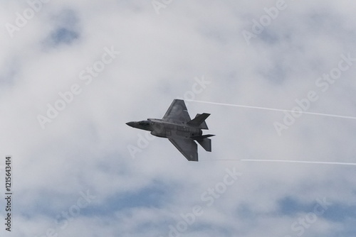 Fotografie F35 doing stunts at air show and breaking sound barrier